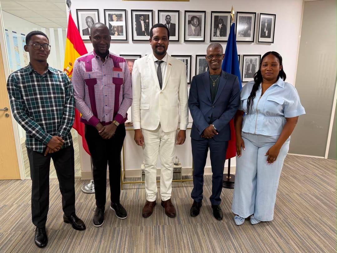 PDCH1978's tweet photo. En marge de notre séjour à Madrid, la délégation du PDCH a été reçue en visite protocolaire à l'Ambassade d'Haïti en Espagne. Un moment d'échanges enrichissants sur les priorités de la représentation diplomatique et sur les conditions de vie de nos compatriotes établis sur le territoire espagnol.