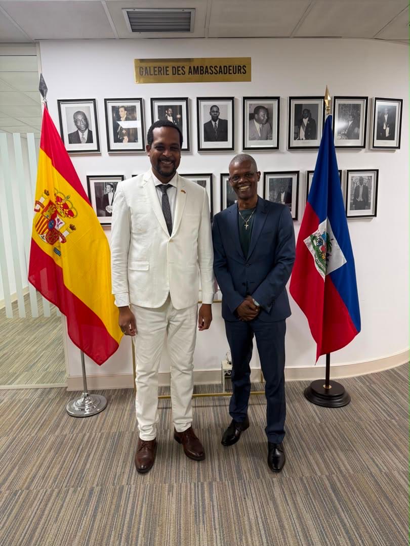 PDCH1978's tweet photo. En marge de notre séjour à Madrid, la délégation du PDCH a été reçue en visite protocolaire à l'Ambassade d'Haïti en Espagne. Un moment d'échanges enrichissants sur les priorités de la représentation diplomatique et sur les conditions de vie de nos compatriotes établis sur le territoire espagnol.