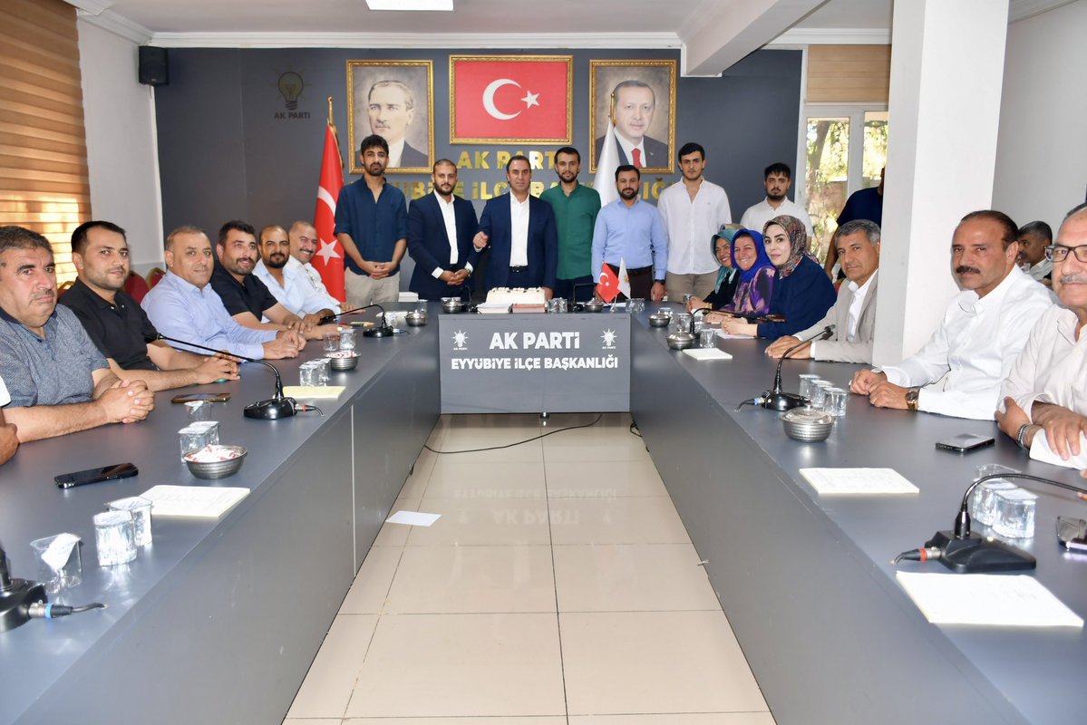 SalihAldeniz5's tweet photo. AK Parti Eyyübiye Gençlik Kolları Başkan Yardımcılarımız ile birlikte, İlçe Başkanımız Sayın Süleyman Elgün’ün doğum gününü kutladık.

Kendisine sağlıklı, huzurlu ve başarılı nice yıllar diliyor; Eyyübiye’mize ve davamıza hayırlı hizmetler yapmaya devam etmesini temenni ediyoruz.

@avyusufibis @osmannazlier 
@milhamigunbegi @furkankucukk_ 
@ElgunSuleyman @mehmetkusnet 
@ferdisenel25 @AkgencEyyubiye