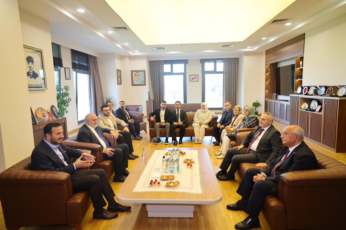 abdullahozdemir's tweet photo. 📍Şile

AK Parti Şile İlçe Başkanlığımızı ve Şile Belediye Başkanlığımızı ziyaret ederek İlçe Başkanımız Erdoğan Akgül ve Şile Belediye Başkan Vekilimiz Sacit Terzi ile ilçemize dair yürüttüğümüz çalışmaları değerlendirdik.

Ortak akıl ve hizmet anlayışıyla; Şile’miz için, hemşehrilerimizin huzuru ve refahı için çalışacağız.

@erdoganakgull @SacitTerziSile