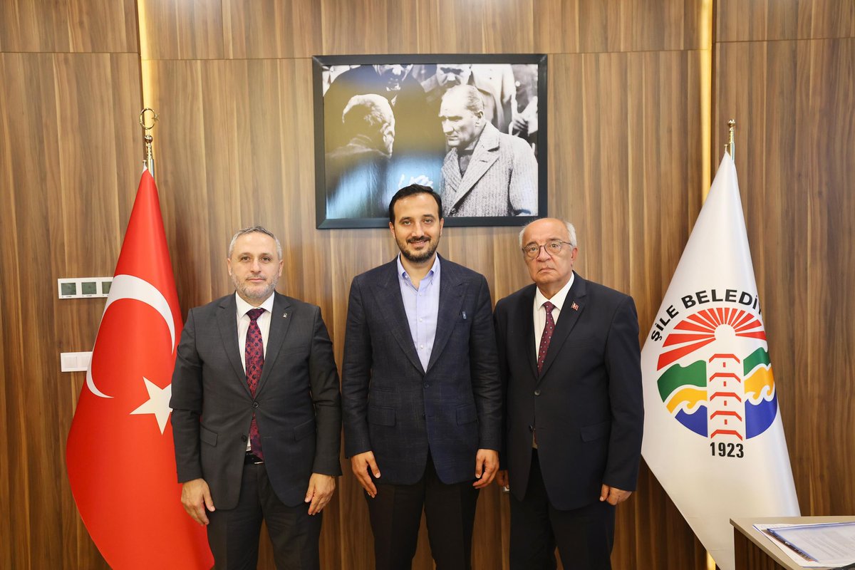 abdullahozdemir's tweet photo. 📍Şile

AK Parti Şile İlçe Başkanlığımızı ve Şile Belediye Başkanlığımızı ziyaret ederek İlçe Başkanımız Erdoğan Akgül ve Şile Belediye Başkan Vekilimiz Sacit Terzi ile ilçemize dair yürüttüğümüz çalışmaları değerlendirdik.

Ortak akıl ve hizmet anlayışıyla; Şile’miz için, hemşehrilerimizin huzuru ve refahı için çalışacağız.

@erdoganakgull @SacitTerziSile