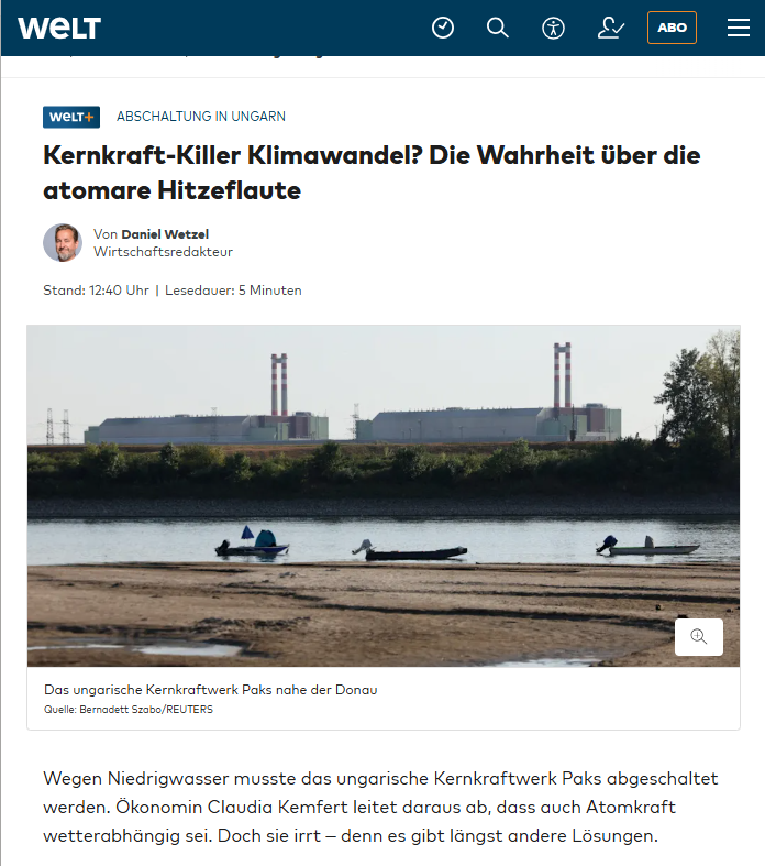 StaffanReveman's tweet photo. Die sogenannte „nukleare Hitzeflaute“ ist kein grundsätzliches Problem der #Kernenergie, sondern vor allem eine Folge veralteter oder ungeeigneter #Kühltechnik. Das zeigt WELT-Wirtschaftsredakteur Daniel Wetzel am Beispiel des ungarischen Kernkraftwerks Paks, das wegen des niedrigen Donaupegels abgeschaltet werden musste.

https://t.co/9gHKzznZ2O

Paks arbeitet mit Durchlaufkühlung und ist unmittelbar auf große Mengen Flusswasser angewiesen. Zudem wurden die Entnahmerohre offenbar nicht tief genug verlegt. Dass es auch anders geht, zeigt das bulgarische Kernkraftwerk Kosloduj: Es liegt ebenfalls an der Donau, hat aber keine entsprechenden Kühlprobleme.

Moderne Kernkraftwerke nutzen überwiegend Kreislaufkühlung mit Nass-, Trocken- oder Hybridkühltürmen. Während ein Kraftwerk mit Durchlaufkühlung etwa 50 Kubikmeter Wasser pro Sekunde benötigt, kommt eines mit Kühlturm mit ungefähr einem Kubikmeter aus.

Isar 2 entnahm der Isar trotz hoher Leistung effektiv nur rund 0,7 Kubikmeter pro Sekunde. Neckarwestheim konnte sogar an einem vergleichsweise kleinen Fluss zuverlässig betrieben werden.

Auch extreme Standorte sind technisch beherrschbar: Das Kernkraftwerk Palo Verde steht in der Wüste Arizonas und nutzt gereinigtes Abwasser aus Phoenix. Kühltürme benötigen zwar Eigenstrom – in Philippsburg etwa 50 von 1.450 Megawatt –, reduzieren dafür aber die Abhängigkeit von Flüssen drastisch.

Das Fazit: Niedrigwasser bedeutet nicht das Ende der Kernenergie. Es bedeutet vielmehr das Ende schlecht geplanter Durchlaufkühlung. Die entscheidende Frage ist nicht, ob Kernkraft wetterabhängig ist, sondern ob Kraftwerke mit einer an den Standort angepassten Kühltechnik gebaut und betrieben werden.

@VQuaschning @jonas_doreen