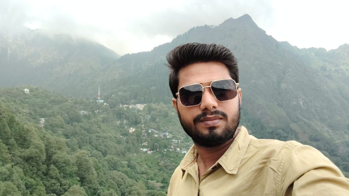 Journodev's tweet photo. डियर भाजपा,

अब जो हो गया उसे जाने दीजिए। बांकीपुर की हार को हृदय से स्वीकार कीजिए और आने वाले चुनावों पर फोकस कीजिए।  

यह बात सबसे अधिक भाजपा के बिहार शीर्ष नेतृत्व के लिए चिंताजनक है और सवाल भी उठाती है। यह संजय सरावगी जी की साख का भी सवाल है। खैर, शायद आप इसे नहीं समझेंगे।  

मैं बस इतना ही कहूंगा कि जो हुआ उसे भूल जाइए और आगे की तैयारी में जुट जाइए। प्रशांत किशोर जैसे लोगों को और अधिक मौका मत दीजिए। मन लगाकर काम कीजिए, बिहार को बर्लिन बना दीजिए। पटना को पेरिस और दरभंगा को डबलिन बनाइए। मिथिला का विकास कीजिए। फिर देखिए, 2030 के विधानसभा चुनाव में आप 220 सीटों पर जीतेंगे। लेकिन शायद यह बात आपको समझ में ही नहीं आएगी।  

प्रशांत किशोर को शुभकामनाएं दीजिए और बिहार में किसी को शिकायत का मौका मत दीजिए। खासकर हम जैसे युवाओं पर विशेष ध्यान दीजिए। जात-पात और धर्म की राजनीति कीजिए, लेकिन सवर्णों के साथ अन्याय भी मत कीजिए।  

बाकी आप मेरे साथ बने रहिए। मैं हमेशा एक अच्छे सलाहकार के तौर पर बढ़िया-बढ़िया बातें लिखता रहूंगा।

धन्यवाद

नोटः फोटो में पीछे दिख रहे पहाड़ के पीछे हिमालय है, लेकिन आपको नहीं दिखेगा, ठीक वैसे ही जैसे दरभंगा एम्स है, लेकिन दिखता नहीं है।

@BJP4Bihar