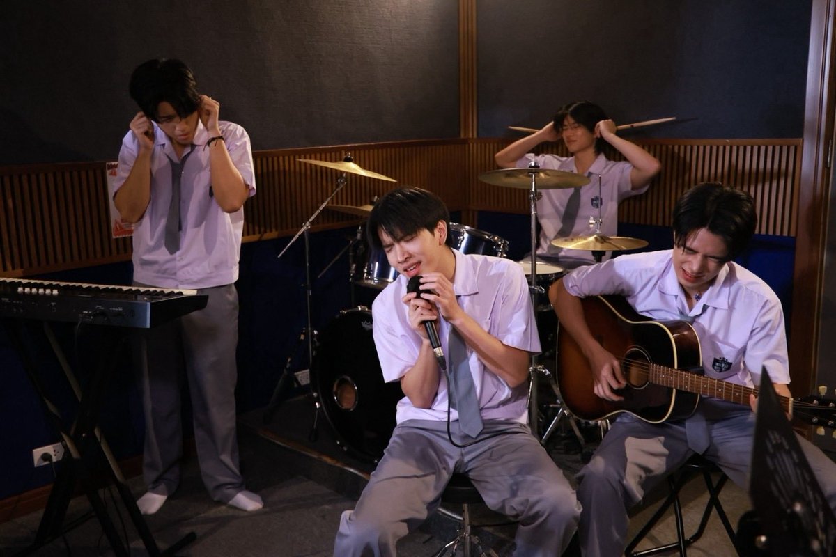 Weirdo101Series's tweet photo. แก้วเสียงกังวานสดใสจนเพื่อนยกมือปิดหูเพราะกลัวความสุขใจจะล้นออกมา ยัยนินิเริ่ดดดดดดดดดดดดดดด ✨😚😌😂 

//ส่วนซีนน้องชีวากับพี่นินิวันนี้เป็นซีนสปอยล์ไว้เจอกันคิวหน้าคั้บ! 

#WEIRDO101Series
@keenkeno_sp @aliazhl @20aungpao @aston_lv https://t.co/lavWOHAFT8