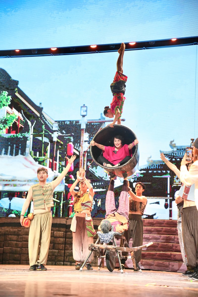 Cangzhou_China's tweet photo. Legendary fashion icon Yue-Sai Kan @yuesaikan  experienced the wonders of Wuqiao Acrobatic World! 🥳

From Deng Dagang (Giant Jar Jugging), Sanxianguidong  to Ten Variety Acts and the mesmerizing Umbrella Spinning, every performance left her surprised and amazed.

#Wuqiao #ChineseAcrobatics #Cangzhou #ChinaTravel #china