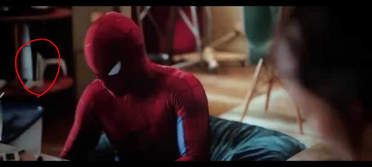 DylanWolfan's tweet photo. Técnicamente, la peli pasa en 2028/29. Qué curioso eso que tiene ahí pegado la PS5 Slim. Debe de ser un apéndice vestigial. https://t.co/cnI3DaBWqf