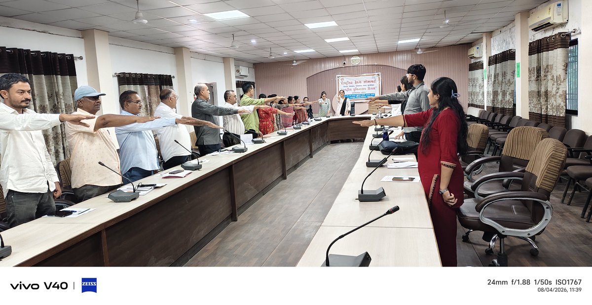 ICDSJamnagar's tweet photo. આજ રોજ સ્તનપાન સપ્તાહ ઉજવણી તેમજ સપથ ગ્રહણજેમાં પ્રોગ્રામ ઓફસર ,cdpo, અયોગ્ય સ્ટાફ શિક્ષણ વિભાગ.icds સ્ટાફ સાથે મળીને ઉજવણી કરવામાં આવી. દરેક માતાને જન્મ પછીના પ્રથમ એક કલાકમાં સ્તનપાન શરૂ કરવા તથા બાળકને જન્મથી પ્રથમ છ મહિના સુધી માત્ર માતાનું જ દૂધ આપવાની પ્રેરણા આપીશ . https://t.co/aEUL3MYmjC