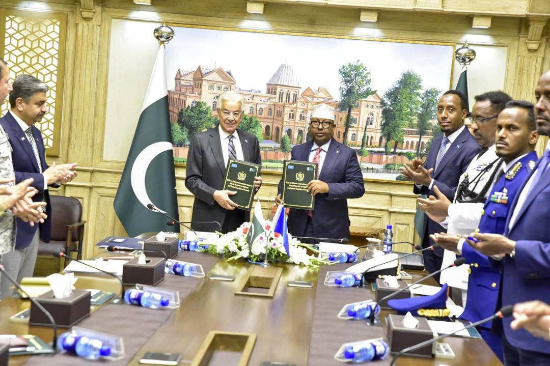 MoDSomaliya's tweet photo. The Federal Republic of Somalia and the Islamic Republic of Pakistan today signed a Memorandum of Understanding (MoU) between their respective Ministries of Defence, aimed at strengthening bilateral cooperation in defence, security, and military capability development.

Read the full statement on: https://t.co/Z918utPVrX