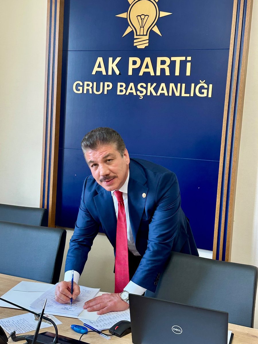 cuneytyuksel_'s tweet photo. Terörsüz Türkiye hedefi doğrultusunda hazırlanan Millî Dayanışma ve Toplumsal Bütünleşmenin Güçlendirilmesine Dair Kanun Teklifini bugün imzaladık.

Kırk yılı aşkın süredir milletimize ağır bedeller ödeten terörün tamamen sona erdirilmesi, kardeşliğimizin daha da güçlendirilmesi ve ortak geleceğimizin güvence altına alınması adına tarihi bir adım atıyoruz.

Bu Kanun Teklifi; hiçbir ayrım gözetmeksizin 86 milyonun ortak geleceğine, milli birlik ve beraberliğimize, güçlü devlet idealimize ve toplumsal huzurumuza katkı sunacak hukuki zemini oluşturmayı amaçlamaktadır.

Cumhurbaşkanımız Sayın @RTErdogan’ın ortaya koyduğu “Terörsüz Türkiye vizyonu” ve “iç cephenin güçlendirilmesi” çağrısı doğrultusunda; ortak geçmişimizi ortak geleceğe taşıyacak, kardeşlik hukukunu daha da sağlamlaştıracak adımları kararlılıkla atmaya devam edeceğiz.

Ülkemiz, milletimiz ve geleceğimiz için hayırlı olmasını diliyorum.