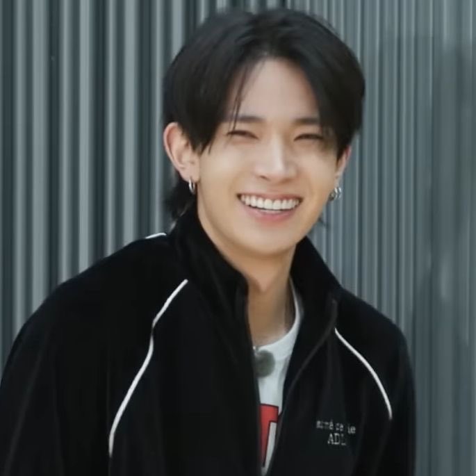 everagi's tweet photo. i chose you yesterday, i’ll choose you today and i hope that my heart is soft and raw enough for me to wake up and love you tomorrow. you are not too much at all my evanie :’) 💗♾️ https://t.co/Ri45uzLioh
