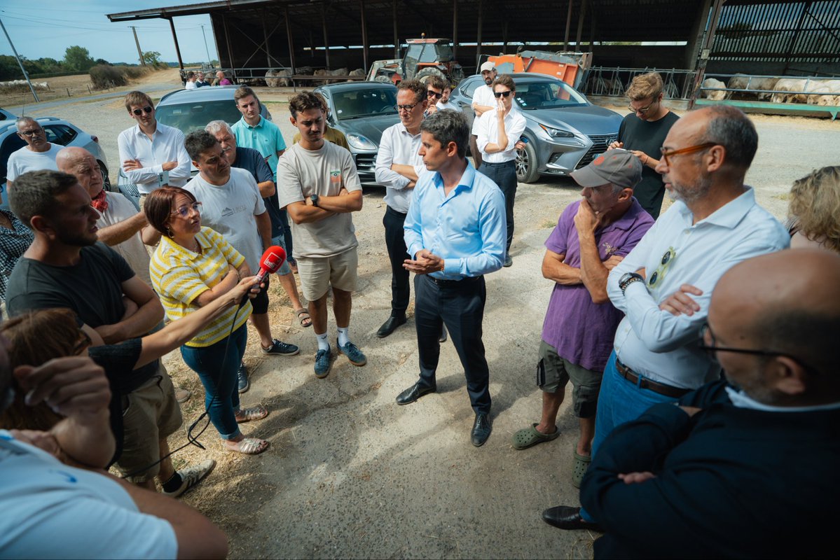 GabrielAttal's tweet photo. Avec nos agriculteurs en Vendée, confrontés à des installations illégales de gens du voyage sur leurs terres.

Ils sont de ceux qui ont le sentiment d’avoir tous les devoirs tandis que d’autres ont tous les droits.

C’est pour cette France du travail, qui ne connaît ni week-ends ni vacances que je souhaite me battre. Je propose que dans cette situation d’installation forcée, les expulsions puissent être prononcées en 48h maximum.