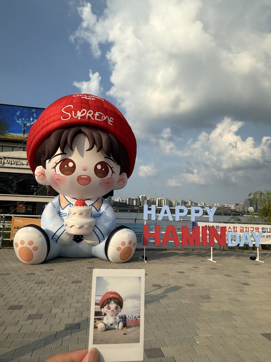 Lumin0805777's tweet photo. 오늘 정말 많이 걸었어, 발에 생긴 물집이 까져버렸는데.
너무 지쳤을 때 나는 스스로에게 묻는다: 정말로 이하민을 그렇게 좋아하는 걸까?
아파도 괜찮을 정도로 좋아하는 건가요?
정답은: 맞아요,나는 이하민이 가장 좋아!

HAPPY 20TH HAMIN DAY
#해피하민데이_나의자전거소년
#20DreamsWithHamin https://t.co/oTW0aeZpQT