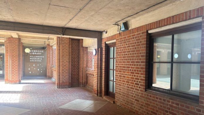 HillingdonToday's tweet photo. Council to relocate Post Office to Civic Centre ensuring continuation of vital service after High Street branch closed in May. https://t.co/zZgKzhRj5t #Uxbridge #WestLondon #HillingdonCouncil #HighStreet #PostOffice #LocalNews #CommunityNews https://t.co/Fn6INRpqAU