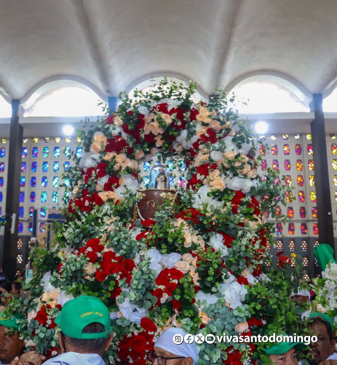 Canal6Nicaragua's tweet photo. 🙏🎉 Santo Domingo de Guzmán inició este martes 4 de agosto su tradicional recorrido por los barrios orientales de Managua, acompañado por cientos de promesantes y fieles que cumplen sus promesas entre música filarmónica, pólvora y expresiones de fervor popular. https://t.co/TpzqrwqTVF
