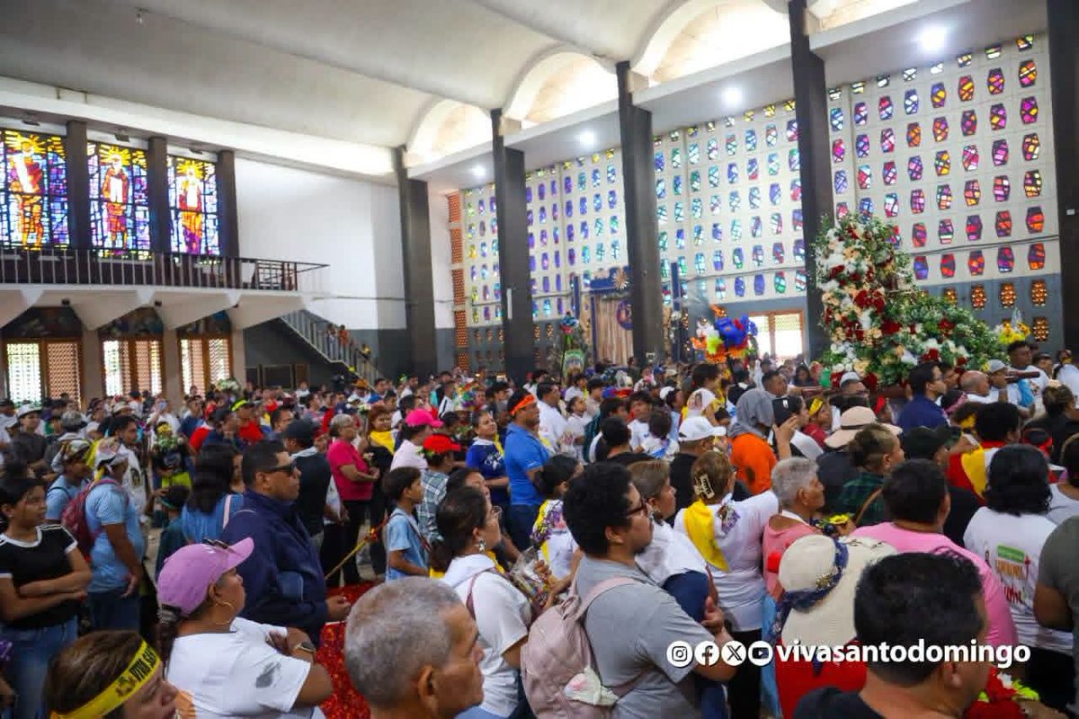 Canal6Nicaragua's tweet photo. 🙏🎉 Santo Domingo de Guzmán inició este martes 4 de agosto su tradicional recorrido por los barrios orientales de Managua, acompañado por cientos de promesantes y fieles que cumplen sus promesas entre música filarmónica, pólvora y expresiones de fervor popular. https://t.co/TpzqrwqTVF