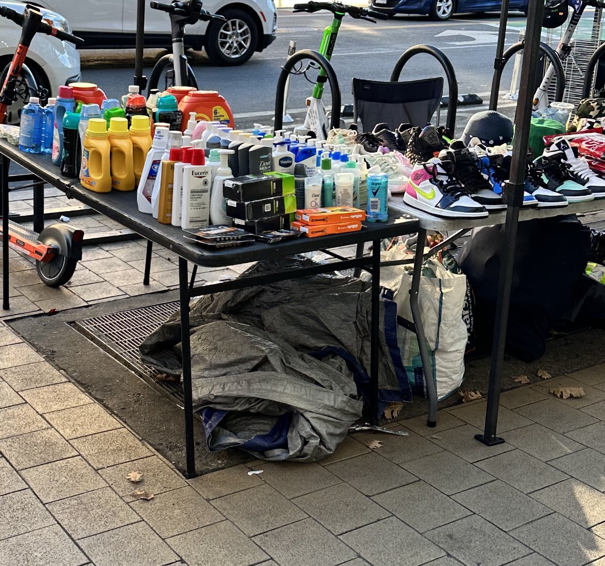 LeeKuanYimby's tweet photo. SF fined a dad $195 for teaching his kid tennis on a public court without a coaching permit.

The same city has illegal markets covering the sidewalks. All of the stuff is stolen. Every single regulation violated. Nothing happens.

Absolute clown world @DanielLurie https://t.co/51v8pMv6DZ
