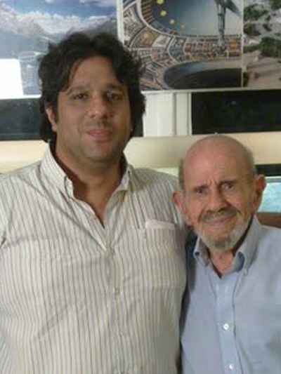 CarlosOnoro's tweet photo. Mi álbum de Panini de personas que admiro tiene espacio para 3 monitas no más:
La de mi viejo,
la de #JacqueFresco 
y esta última con #petro 
que conseguí ayer. https://t.co/N0JEJ5O6XB