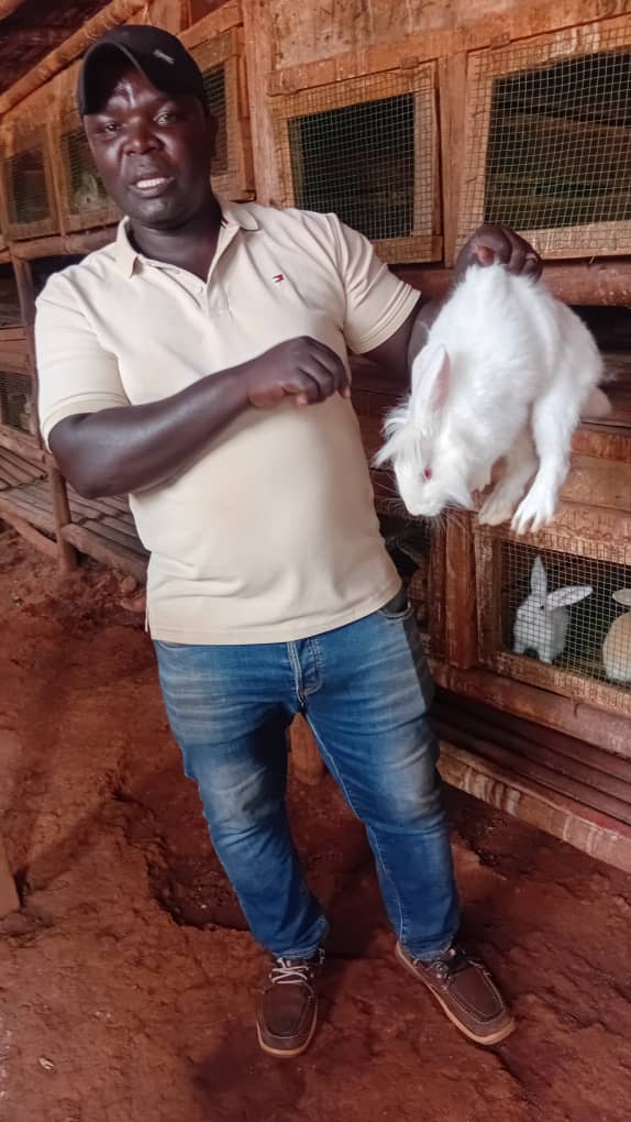 BoneshaFM's tweet photo. #Gitega : certains éleveurs de lapins maîtrisent encore mal les techniques d’élevage et l’alimentation. Selon l’éleveur modèle Eric Vyumvuhore, une mauvaise alimentation et le non-respect de l’hygiène causent des pertes. @BMineagrie @Gitega https://t.co/sATVqG2vwy