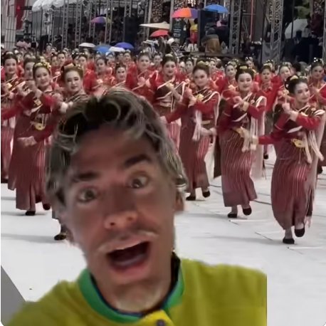 RapMais's tweet photo. 🚨 CRIADOR DE DANÇA QUE VIRALIZOU NO MUNDO COBRA INFLUENCIADOR POR NÃO DAR CRÉDITOS

Jamal da Capital criticou Arthur Lima após o influenciador publicar em inglês um vídeo sobre a coreografia sendo reproduzida em um festival na Tailândia, sem mencionar sua autoria.

“O CRIADOR SOU EU, PAI. O CARA FALA ATÉ EM ESTRANGEIRO PARA O PESSOAL DOS EUA PENSAR QUE FOI ELE QUEM CRIOU A DANÇA.”

Arthur ficou conhecido nacionalmente reproduzindo o passo e atualmente reúne cerca de 4 milhões de seguidores no Instagram.
