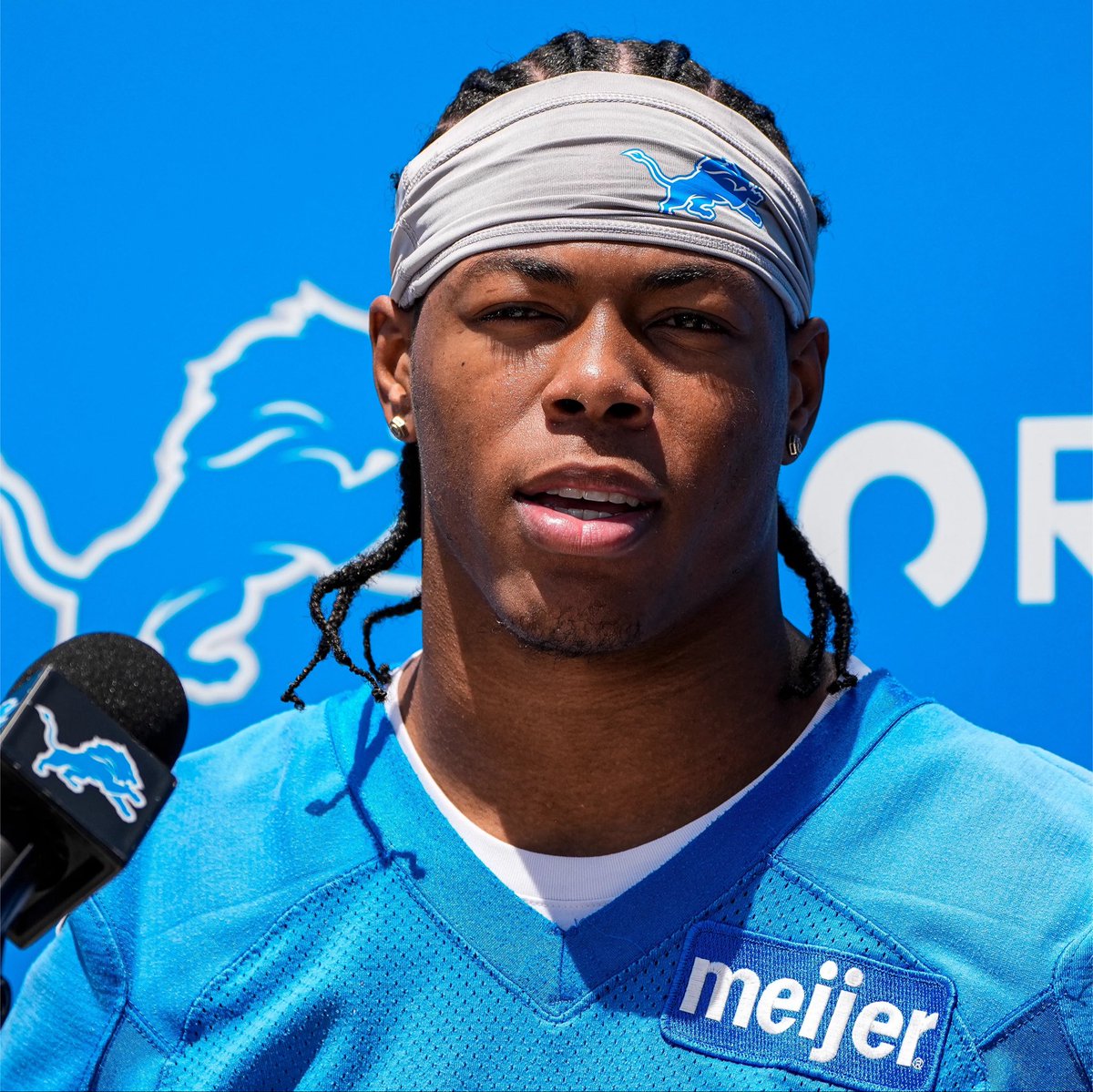 the_det_times's tweet photo. Lions GM Brad Holmes on if the Bijan Robinson signing will move things along with Jahmyr Gibbs:

 “It usually expedites things. But we will see.”

(via @SidelineHammer) https://t.co/BfdUeyIIAx