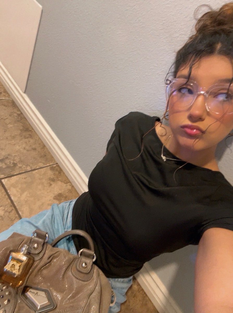 user67432039's tweet photo. Lmk for this girl, cheap prices, got her number too #buyingcontent #sellingcontent https://t.co/kZWOezXv7k
