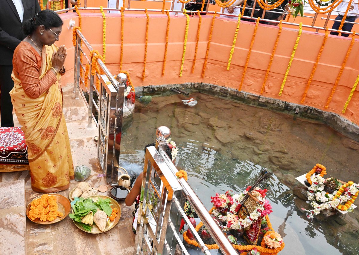 rashtrapatibhvn's tweet photo. President Droupadi Murmu paid obeisance at the Maa Kandhuni Devi Temple and the Shiva Temple in Ganjam, Odisha. She prayed for the peace, prosperity and well-being of all.

The President was warmly welcomed by local people, including children, along her way. She experienced the warmth, vibrant culture and rich spiritual heritage of the region.