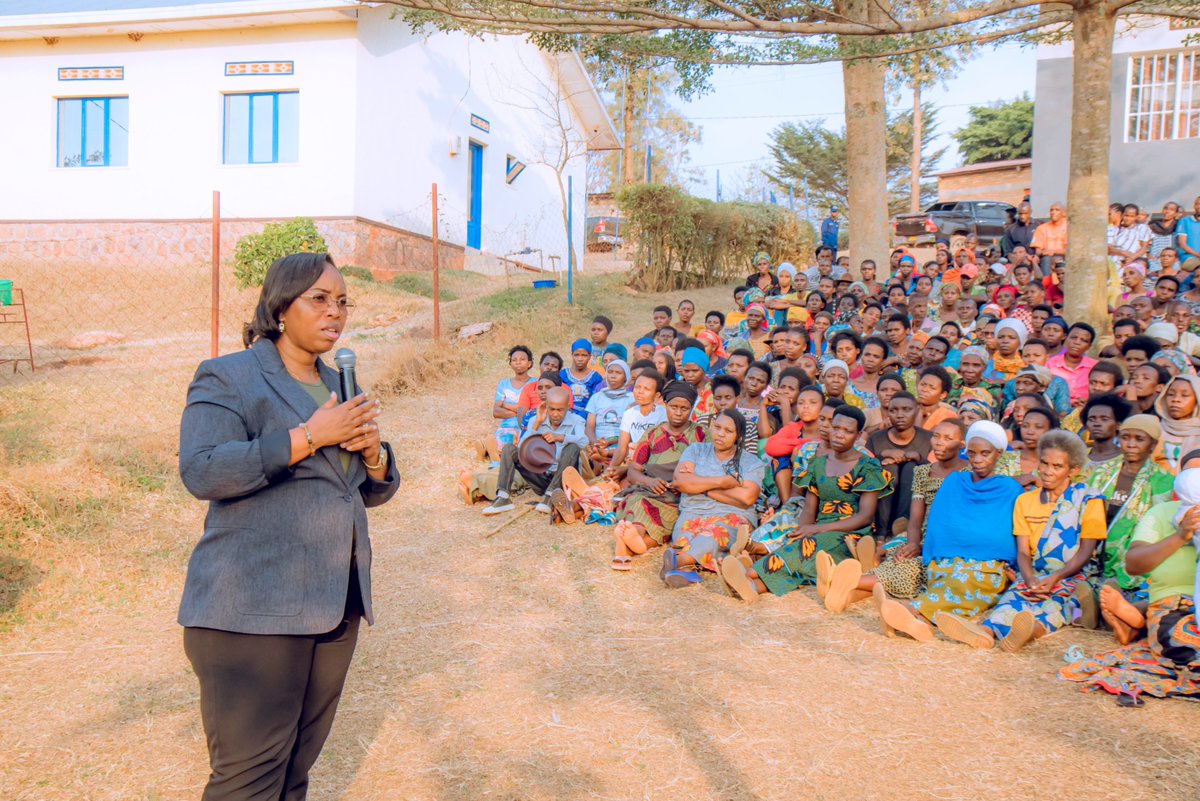 NgomaDistrict's tweet photo. Kuri iki gicamunsi, Umuyobozi w'Akarere @NIYONAGIRANath2 ari kumwe n'abagize inzego z'umutekano bifatanyije n'abaturage b'Umurenge wa Mutenderi mu nteko yateraniye mu Kagari ka Mutenderi baganira kuri gahunda zitandukanye za Leta no kwirinda ibinyobwa bitujuje ubuziranenge. https://t.co/JaEhZBIuMs
