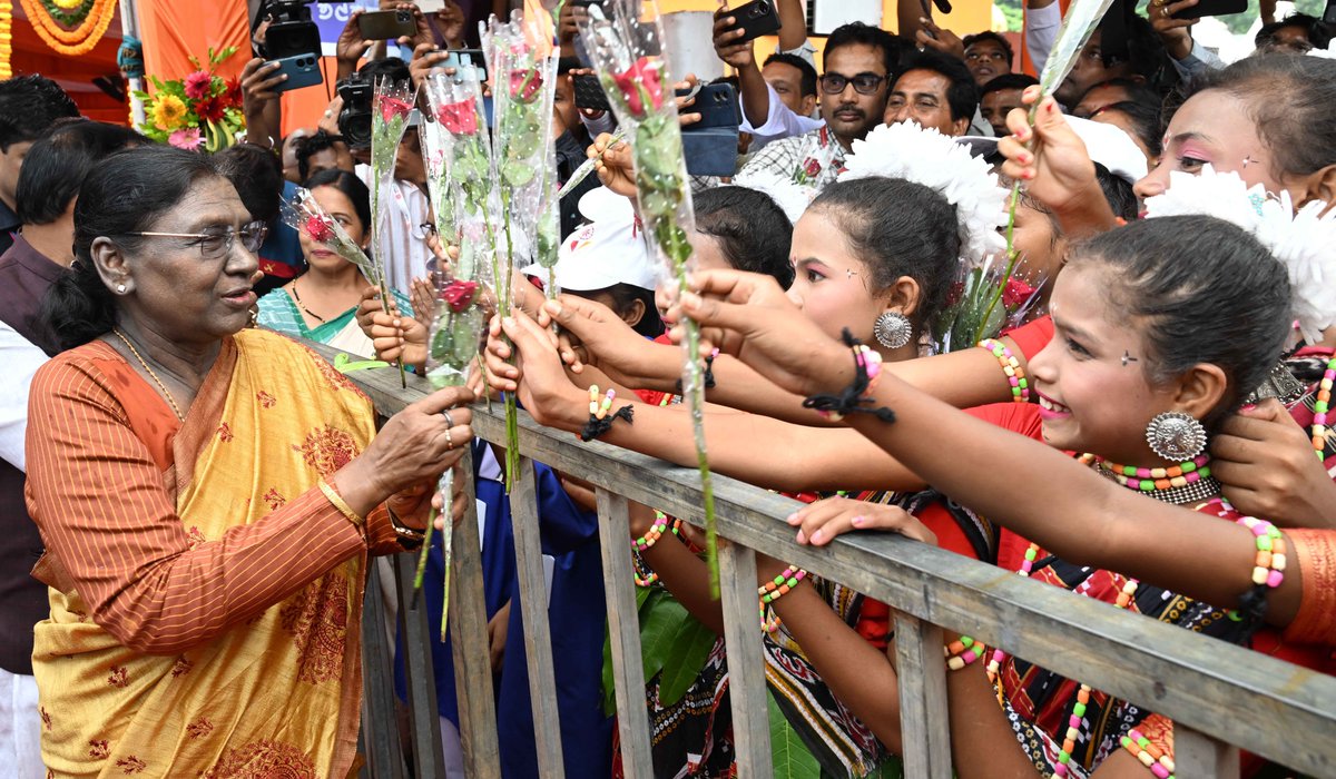 rashtrapatibhvn's tweet photo. President Droupadi Murmu paid obeisance at the Maa Kandhuni Devi Temple and the Shiva Temple in Ganjam, Odisha. She prayed for the peace, prosperity and well-being of all.

The President was warmly welcomed by local people, including children, along her way. She experienced the warmth, vibrant culture and rich spiritual heritage of the region.
