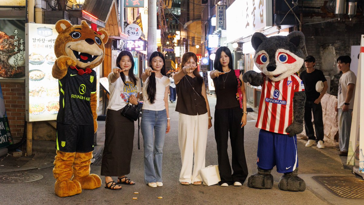 Atleti's tweet photo. Indy y Mady ya están en Seúl haciendo nuevos amigos por la ciudad 🇰🇷❤️🤍 https://t.co/BDwFrfARUP