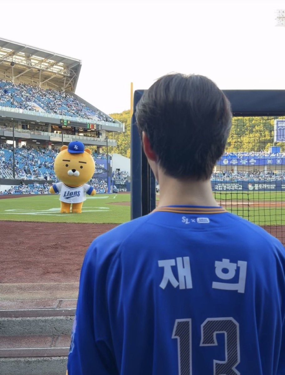 amakoe13's tweet photo. (이따 라이언이랑 사진 찍어야지…) 

            -시구 끝내고 라이언 퇴근 기다림-

                                                                     ✌️
라는거 아니야 지금
하 ㅜㅜ 진짜 귀여워서 울컥 https://t.co/ATkSJXINLu