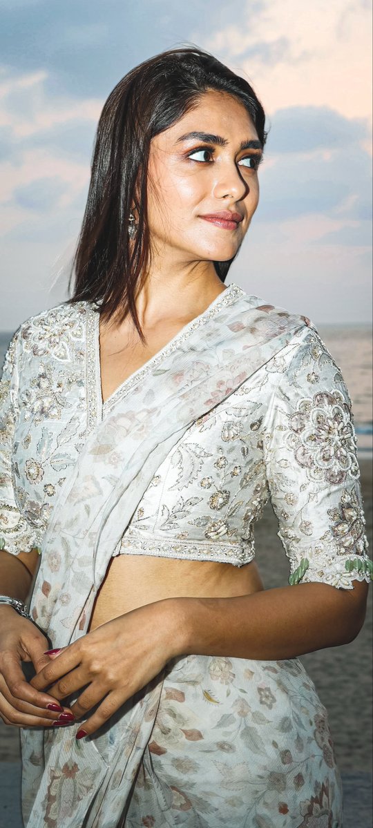 UHQ_TWEETS's tweet photo. Mrunal Thakur 🤌🤍 https://t.co/6E5d2Gc2GX