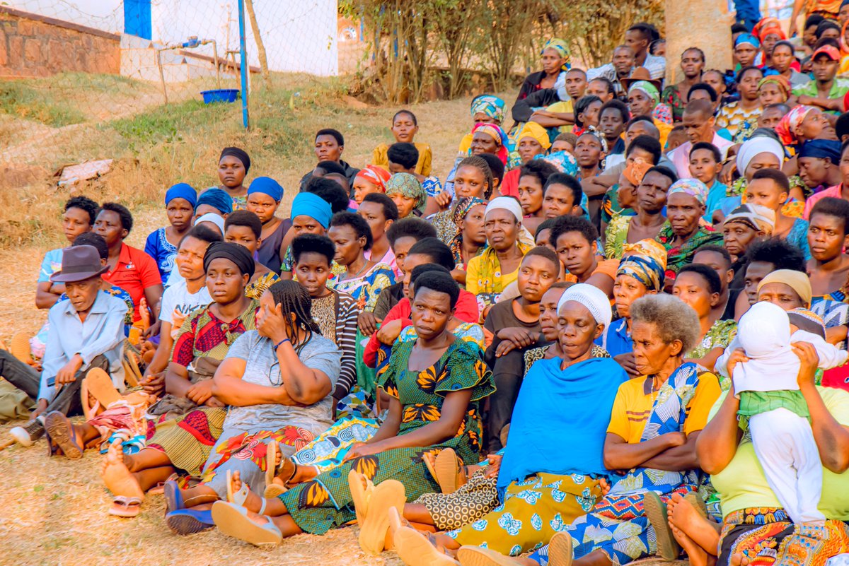 NgomaDistrict's tweet photo. Kuri iki gicamunsi, Umuyobozi w'Akarere @NIYONAGIRANath2 ari kumwe n'abagize inzego z'umutekano bifatanyije n'abaturage b'Umurenge wa Mutenderi mu nteko yateraniye mu Kagari ka Mutenderi baganira kuri gahunda zitandukanye za Leta no kwirinda ibinyobwa bitujuje ubuziranenge. https://t.co/JaEhZBIuMs