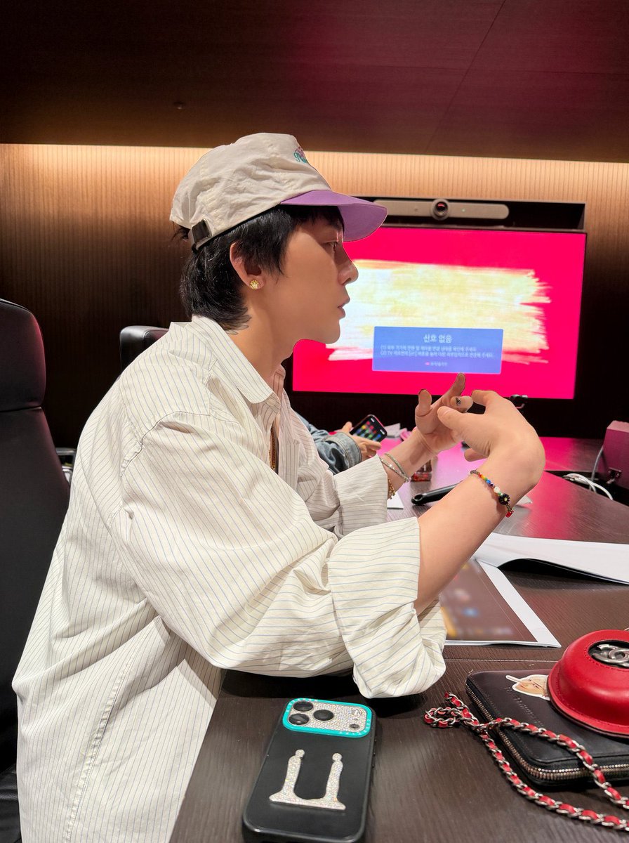 xxxibryota's tweet photo. まさかスイッチオンにしたらバチバチに黄色に光る？？ https://t.co/2k9y8BnnZn