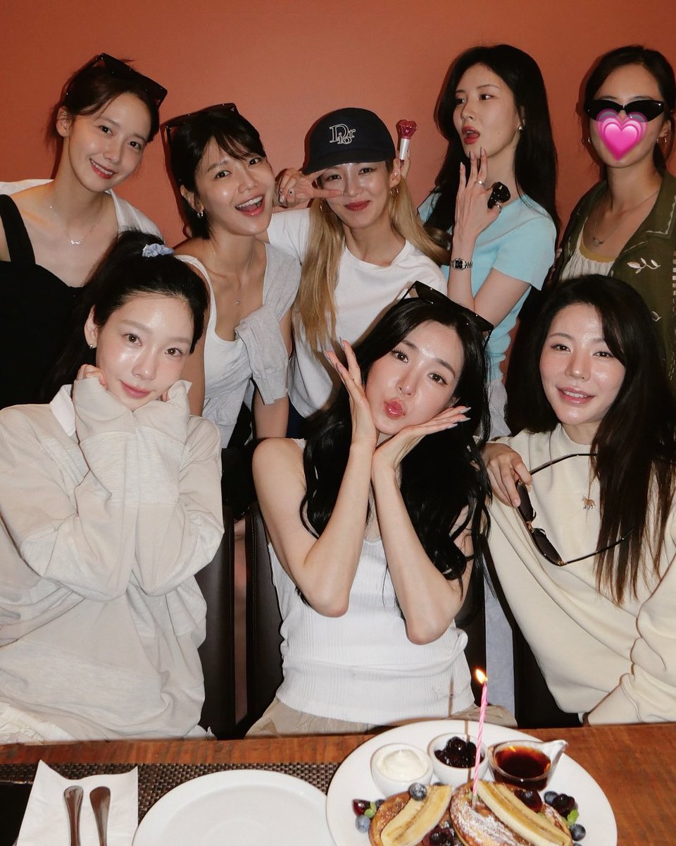taengspring85's tweet photo. 소시야 만19살 너무 추카해💕💕
#19년째_지금은_소녀시대
#19YearsWithSNSD https://t.co/YJnKXX1QU3