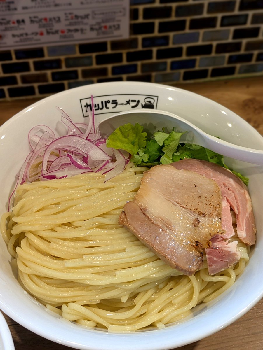 kassy503's tweet photo. 今日の麺活。ニューカッパの8月限定。グリーンカレーつけ麺活（大盛）💥これまた素敵な逸杯✨つけ汁をマゼると、食欲そそるスパイスの薫りが立ち昇りマス🤤ツルツル太麺を啜れば、思わずむせる程に旨し😅ナスも超マッチ👍パクチーが最高の相性😋チャーシューも旨し👍スープ割も旨しで大大大満足😋👍✨ https://t.co/VB126DbXy0