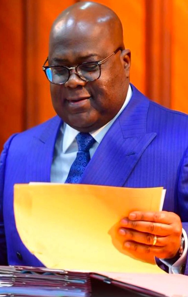 YvesBuya1's tweet photo. Dans l'unique souci de s'éterniser au pouvoir, Félix Tshisekedi pris en étau par ses propres stratégies stériles : plus aucune voie à son avantage pour garder le pouvoir au-delà de 2028

Après l'échec cuisant de la voie diplomatique, au niveau de la sous-région, de la région et au niveau international, particulièrement avec l'Accord de paix de Washington signé entre la Rdc,le Rwanda et les Usa, les analystes politiques avertis étalent ainsi les faiblesses des stratagèmes du président sortant et fin mandat et ses conséquences :

01. Soit, Félix Tshisekedi fonce vers le changement de la constitution, avec comme conséquence, la balkanisation et/ou la soudanisation définitive de l'Est du pays ;

02. Soit Félix Tshisekedi, organise un dialogue national exclusif sans Goma, c'est-à-dire sans Kabila et le AFC-M23, avec conséquence, l'exposition du peuple à l'insécurité persistante par la poursuite de la guerre sur terrain et la récupération de nouveaux terrains par les forces négatives ;

03. Soit Félix Tshisekedi, convoque le dialogue national inclusif, avec comme conséquence, signer la fin de son regime, en se contentant de ses deux mandatures 2018-2023, 2023-2028 ;

04. Soit Tshisekedi poursuit avec la guerre, avec comme conséquence, la condamnation du pays vers le chaos par des nouvelles conquêtes des parties sous contrôle gouvernemental, pouvant conduire à son exil politique.

Les seules voies plausibles qui lui restent pour sortir par la grande porte sont :

1. Le respect de la constitution en organisant les élections en 2028, et alternance politique au sommet de l'État ;

2. Soit, présenter sa démission.

John TSHINGOMBE LUKUSA