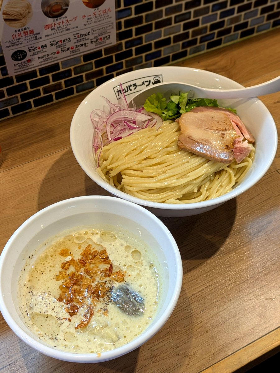 kassy503's tweet photo. 今日の麺活。ニューカッパの8月限定。グリーンカレーつけ麺活（大盛）💥これまた素敵な逸杯✨つけ汁をマゼると、食欲そそるスパイスの薫りが立ち昇りマス🤤ツルツル太麺を啜れば、思わずむせる程に旨し😅ナスも超マッチ👍パクチーが最高の相性😋チャーシューも旨し👍スープ割も旨しで大大大満足😋👍✨ https://t.co/VB126DbXy0