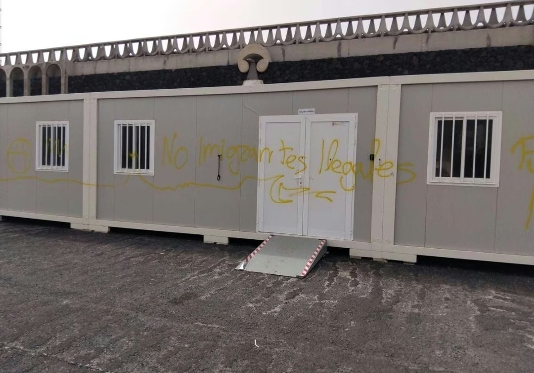 CanarioToday's tweet photo. #ElHierro | Aparecen pintadas contra la inmigración ilegal en los barracones de Cruz Roja del Puerto de La Restinga. https://t.co/HMft33VhDn