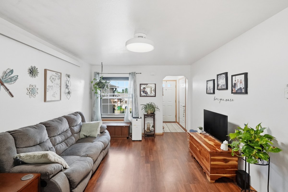 christians_team's tweet photo. #JustListed 📍 714 S 34th Street, Spearfish, SD | $259,900
Charming end-unit townhome | 2 Bed | 1 Bath | Built 2005
🔗 https://t.co/ji9vfDJkkt
📞 605-340-0768
#ChristiansTeamInc #SpearfishSD https://t.co/iXUSt5RXpp