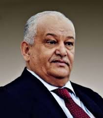 Drahmed02656515's tweet photo. رسالة إلى الدكتور عبد الناصر الوالي ورفاقه في الرياض….. المحترمون

نكتب إليكم من قلبٍ مثقلٍ بالألم، لكنه مملوء بالأمل… نكتب إليكم ونحن نعلم أن الطريق الذي تسيرون فيه ليس سهلًا، وأن الصبر فيه ليس خيارًا بل ضرورة. بل ضرورة ملحة

الصبر… ثم الصبر… ثم الصبر، فهكذا تُبنى الأوطان، وهكذا تُصان القضايا العادلة. قد يطول الطريق، وقد تتعثر الخطى، وقد تختلط الرؤى في زحمة المصالح والتجاذبات، لكن اليقين الذي لا يتغير أن بعد الصبر فرج، وبعد العتمة فجر. وفجر الوطن الجنوبي قادم  ودولته قادمة وهذا علم اليقين

أنتم اليوم لستم مجرد مسؤولين أو ممثلين، بل أنتم على جبهة وطنية مقدسة، جبهة قد لا تُسمع فيها أصوات الرصاص، لكنها لا تقل ضراوة عن ميادين القتال. فكما أن هناك من يضحي في الميدان بدمه، هناك من يضحي في المكاتب بصبره وثباته ومواقفه. وهذا انتم  اليوم 

الوطن يحتاج إلى الجميع… إلى من يقاتل، وإلى من يصبر، وإلى من يحاور، وإلى من يتحمل ضغط اللحظة من أجل مستقبل الأجيال. وأنتم اليوم تحملون هذا العبء، بكل ما فيه من ألم وثقل ومسؤولية.

ثقوا أن الفرج قادم، وأن وضوح الرؤية ليس بعيدًا، وأن المسار مهما بدا ضبابيًا سيتجلى يومًا، حين تتقاطع الإرادة مع الحقيقة، وحين تنتصر القضية على كل التشويش.

امضوا بثبات… فالتاريخ لا يكتب لحظة التعب، بل يخلد لحظة الصبر التي سبقت الانتصار
قلوبنا معكم ودعواتنا لكم .. فالوطن لن ينساكم أبدا أبدا
تحياتي