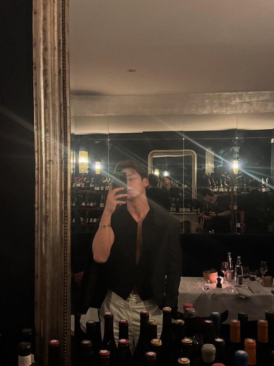 pixeIprfct's tweet photo. Today was busier than expected so of course, I had to treat myself and my team to some fine dining. Your boy definitely brought home a wine bottle or two, not to drink but to put on display. 😆 I hope today was not too hectic for you, dearie. 🩶 https://t.co/n7bgLvDzvH
