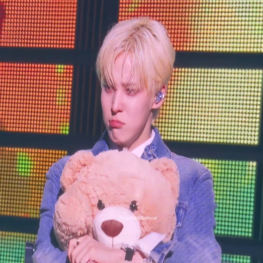 yunhopowerless_'s tweet photo. how can you say no to him🥺 https://t.co/8FVt3EVBcn