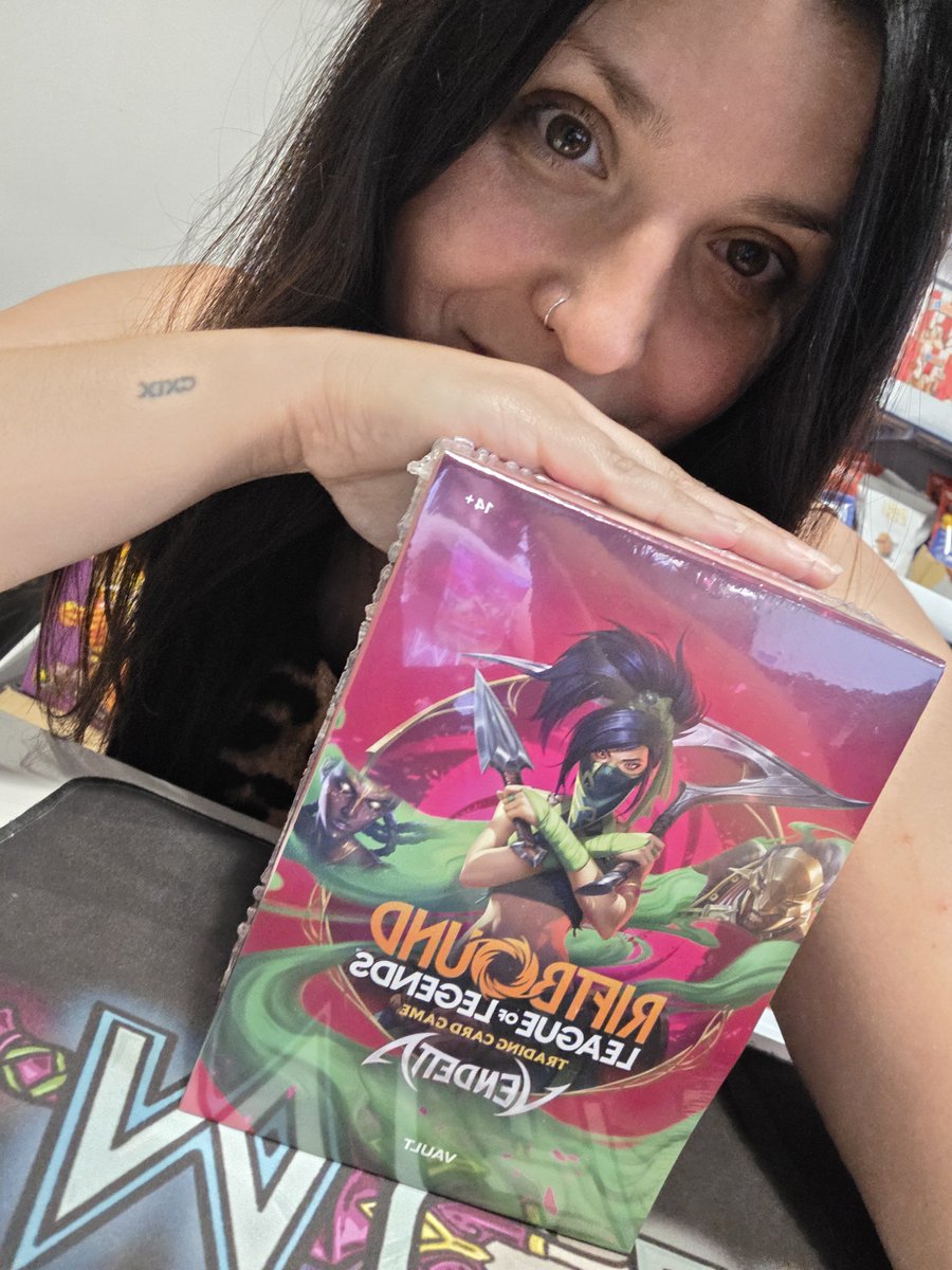 MariluzGarcia3's tweet photo. Os he comprado en @TiendaMulligan este Vault de @riftboundop para sortearlo 🥰

Para participar:

- Sígueme ✅️
- Da RT 🔁♥️
- Menciona a dos amigos 🫂

El sorteo termina en 1 semana 🗓
(Envíos sólo a España) https://t.co/f3HdlT9FLS
