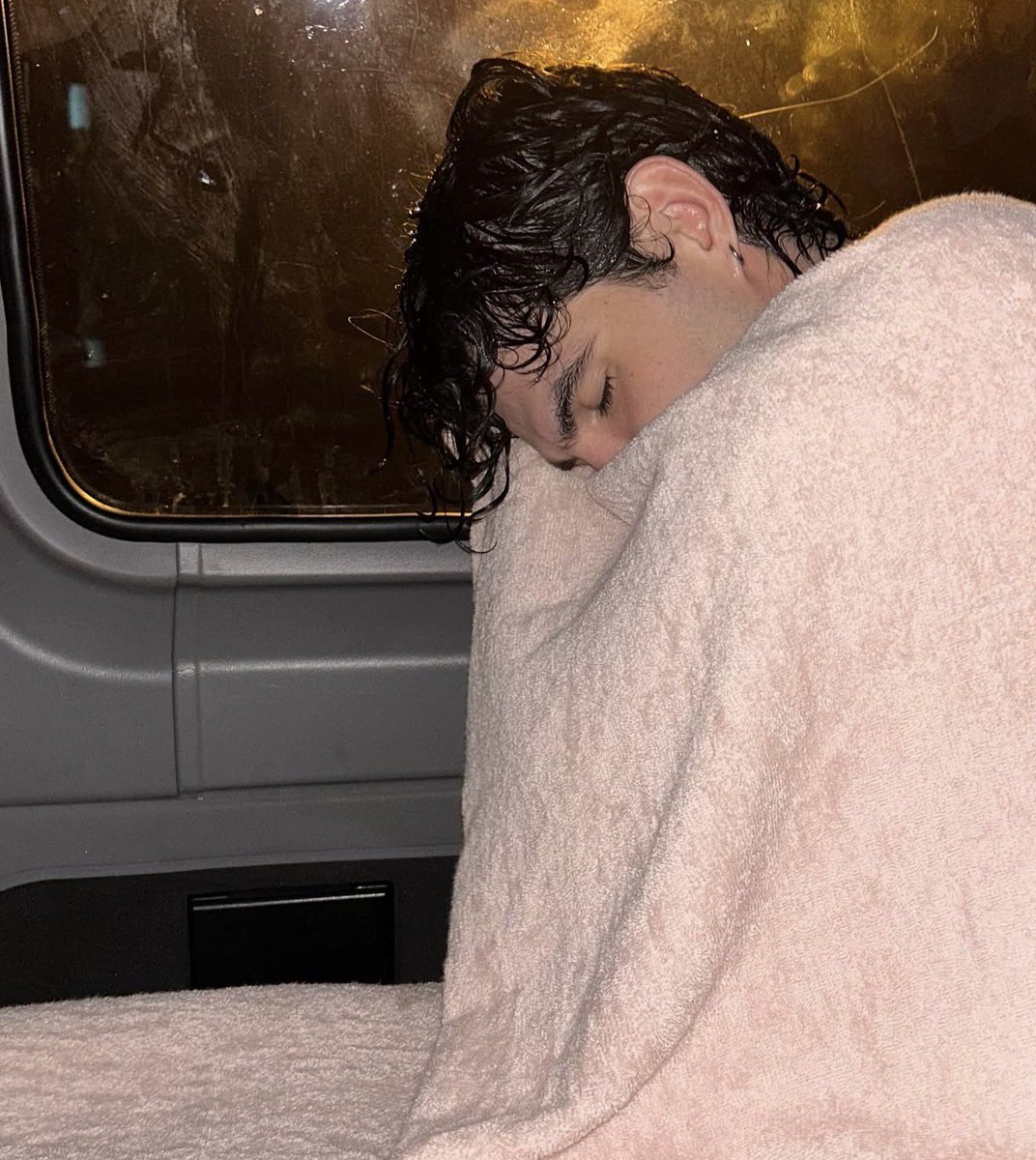 quietmilas's tweet photo. meu deus que saudade eu tava dele aparecendo com um dump https://t.co/twkINNDutk