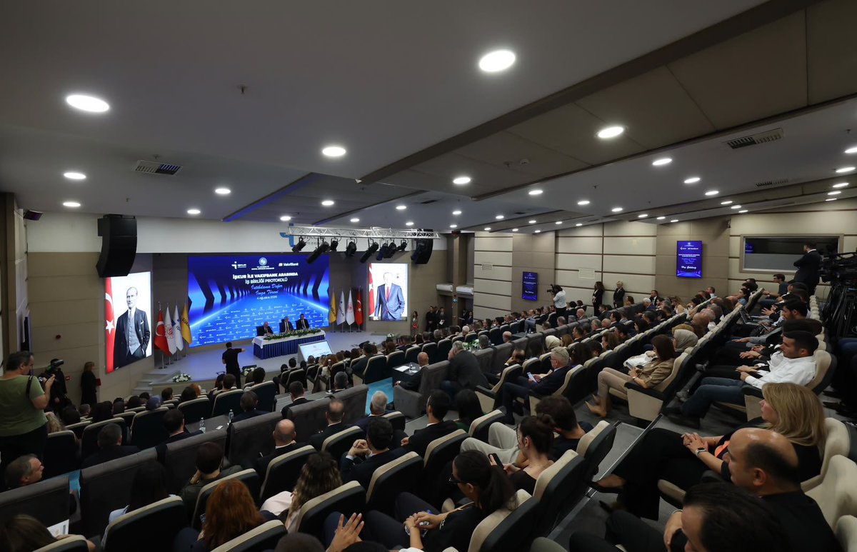 AhmetAYDIN_02's tweet photo. 📍İŞKUR – VakıfBank İş Birliği Protokolü | İstihdama Değer İmza Töreni

İstihdamı güçlendirecek, üretimi destekleyecek ve fırsat eşitliğini büyütecek önemli bir iş birliğini daha hayata geçirdik.

@TurkiyeIsKurumu ile @VakifBank arasında imzaladığımız protokol; özellikle gençlerimizin ve kadınlarımızın iş gücü piyasasına daha güçlü katılımını desteklerken, girişimcilik ekosistemine de yeni imkânlar sunacak.

Güçlü iş birlikleriyle, daha fazla istihdam ve daha güçlü bir Türkiye için çalışmalarımızı kararlılıkla sürdürüyoruz.
#TürkiyeYüzyılı #İstihdam