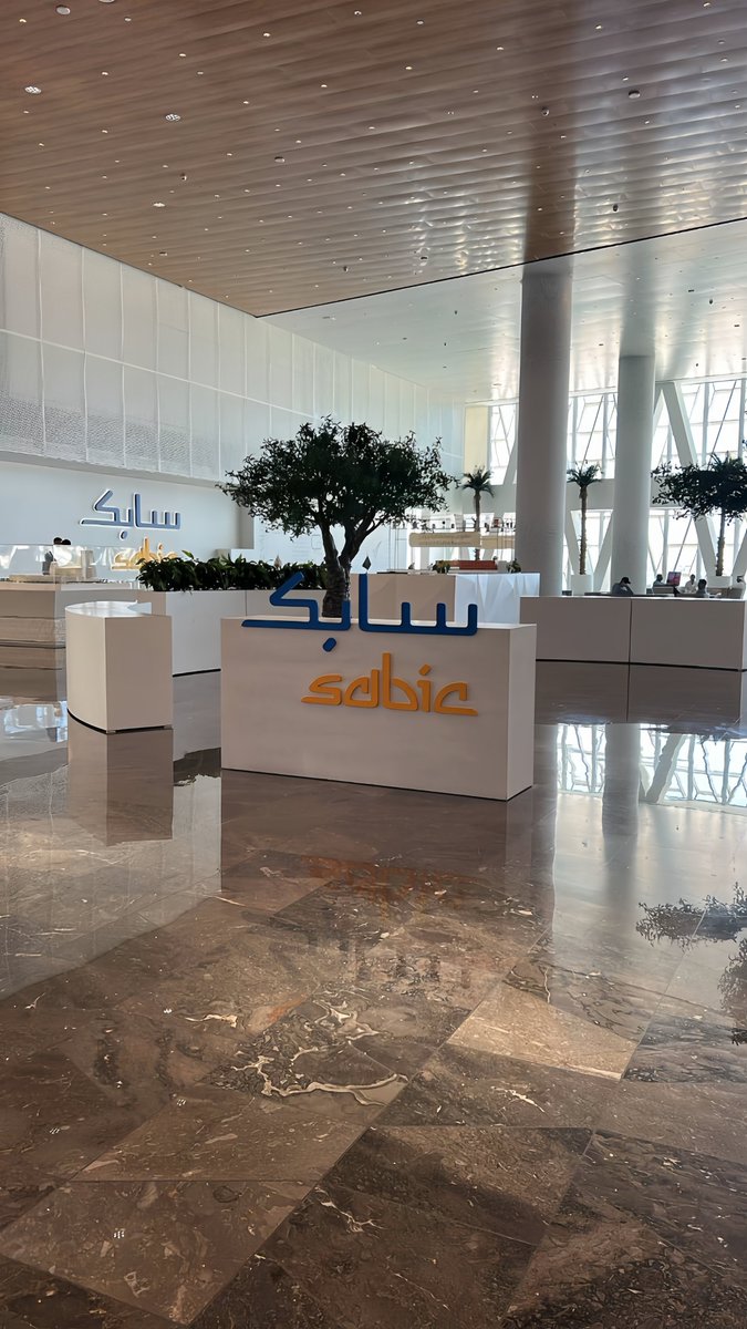 JustAkrm's tweet photo. لا تُفقديني بالعنادِ صوابي 
يا طفلةً تلهو بعودِ ثقابِ

إنّي أُخبئٌ في هدوءِ ثورتي
وأخبئ النيرانَ خلف ضبابي 

لا تُغضبيني أنني متهوّرٌ
ولقد أصبُ عليكِ سوطَ عذابي 

ما أنتِ آلهةٌ ولا قديّسةٌ
لِتُكلميني من وراءِ حجابي 

الفرقُ ما بيني وبينكِ شاسعٌ
كالفرقَ بين حمامةٍ وعِقابي

أنا ما نزلتُ من السماءِ لنزوةٍ
قد عفَّ من نزواتهِ مخلابي

لا تحسبي أنّي مزاجيُّ الهوى 
إن كُنت مُنقبضًا فـ لي أسبابي

إنّي أحبُكِ رُغم كلِّ شراستي
لو تُدركين من الصبابةِ ما بي