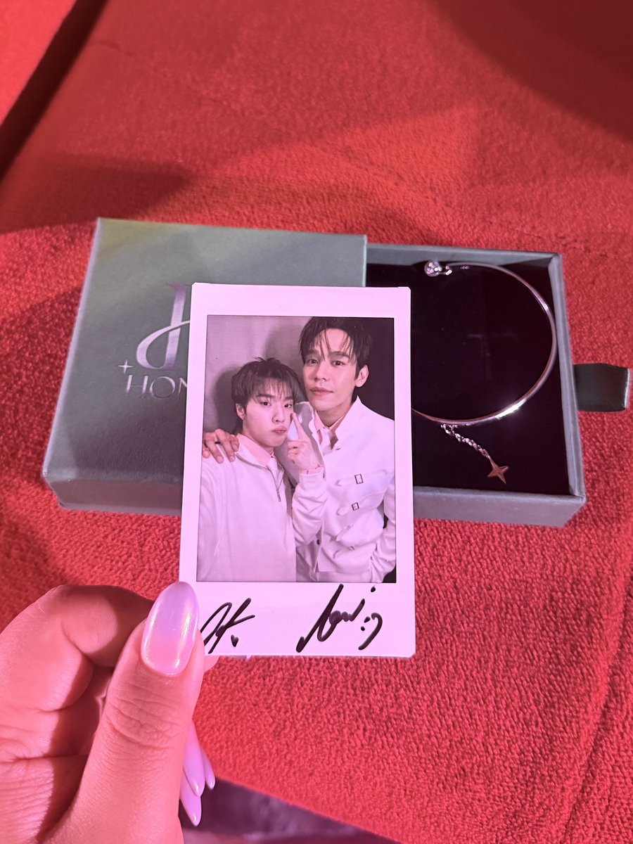 yikon137's tweet photo. special set jewelry with crafted “ArthitDaotok” word and cute polaroid ☀️💫

SPECIAL MOMENT ARTHITDAOTOK
#TheSunFromAnotherStarSpecialEpisode https://t.co/Y7J7bzpq1w