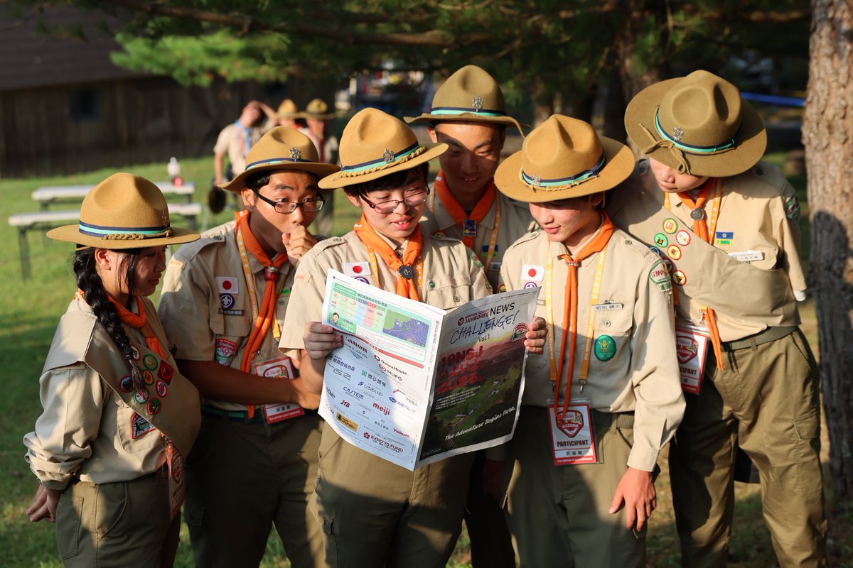 ScoutingJapan's tweet photo. 第19回日本スカウトジャンボリー、開会式が行われました！
理事長の開会宣言を合図に、熱狂の中いよいよ7日間の冒険がスタート！
ステージでは迫力あるパフォーマンスが披露され、会場全体が熱気と期待にあふれました✨

そして、ジャンボリー新聞の発行もスタート！
会場での出来事やプログラムの様子など、ジャンボリーの「今」をお届けしていきます。
PDF版も公開されていますので、、現地に来られない方もぜひご覧ください！
https://t.co/bItx1NiuPw

これから毎日、19NSJのさまざまな瞬間を発信していきます！

#19NSJ
#キヤノン
#大和ハウス工業
#ピースウィンズ・ジャパン
#三菱UFJフィナンシャル・グループ
#旭商会仙台店
#岡谷鋼機
#中国電力
#常石グループ
#ひろぎんホールディングス
#両備ホールディングス