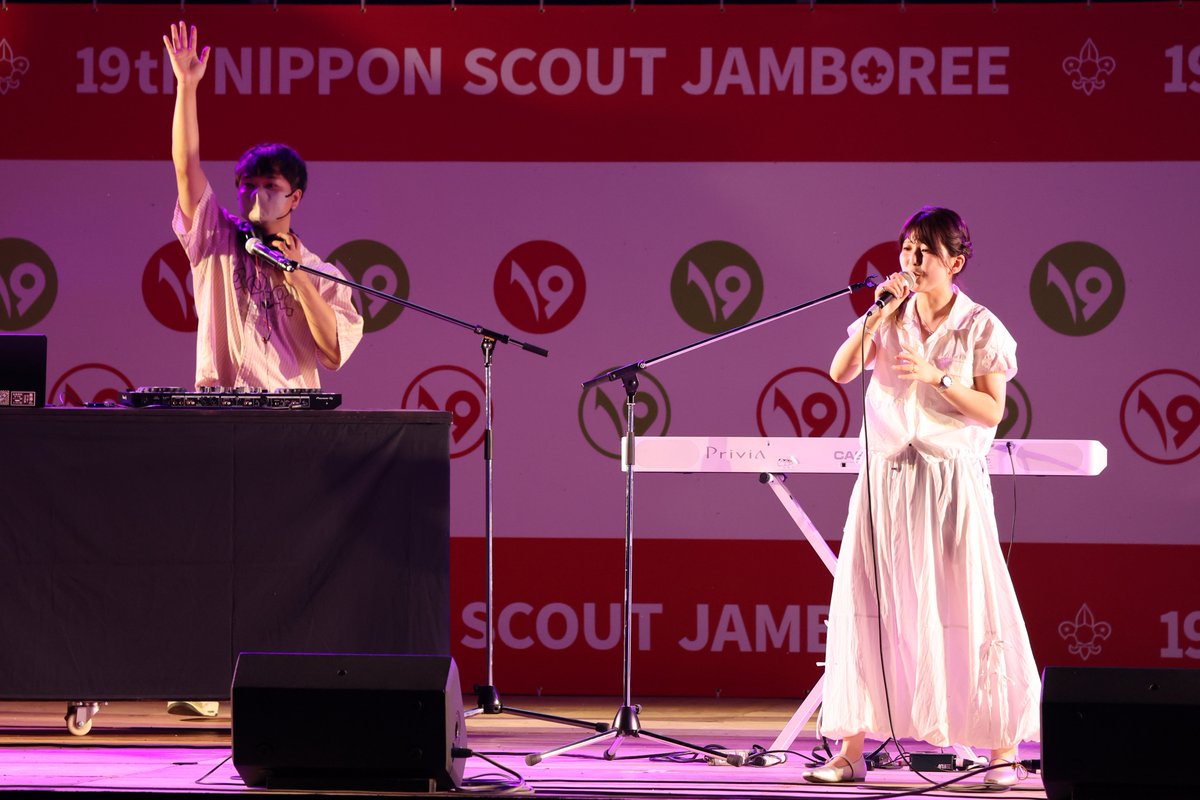 ScoutingJapan's tweet photo. 第19回日本スカウトジャンボリー、開会式が行われました！
理事長の開会宣言を合図に、熱狂の中いよいよ7日間の冒険がスタート！
ステージでは迫力あるパフォーマンスが披露され、会場全体が熱気と期待にあふれました✨

そして、ジャンボリー新聞の発行もスタート！
会場での出来事やプログラムの様子など、ジャンボリーの「今」をお届けしていきます。
PDF版も公開されていますので、、現地に来られない方もぜひご覧ください！
https://t.co/bItx1NiuPw

これから毎日、19NSJのさまざまな瞬間を発信していきます！

#19NSJ
#キヤノン
#大和ハウス工業
#ピースウィンズ・ジャパン
#三菱UFJフィナンシャル・グループ
#旭商会仙台店
#岡谷鋼機
#中国電力
#常石グループ
#ひろぎんホールディングス
#両備ホールディングス