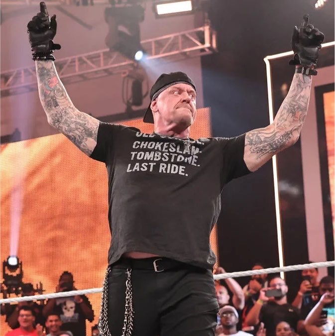 Planeta_Wrest's tweet photo. 🚨🚨 ÚLTIMA HORA 🚨🚨 

The Undertaker, leyenda de #WWE, confirma su rol como jefe creativo de #AAA:

“En pocas palabras, soy el jefe creativo.

Es genial cuando se trata de la historia de El Grande, pero en cuanto sacas una historia que es mala, es como: ‘¡Dios mío, es horrible! ¡Despídanlo!’.

Simplemente estamos reviviendo viejas historias y demostrando que aún funcionan”.

- @ChrisVanVliet